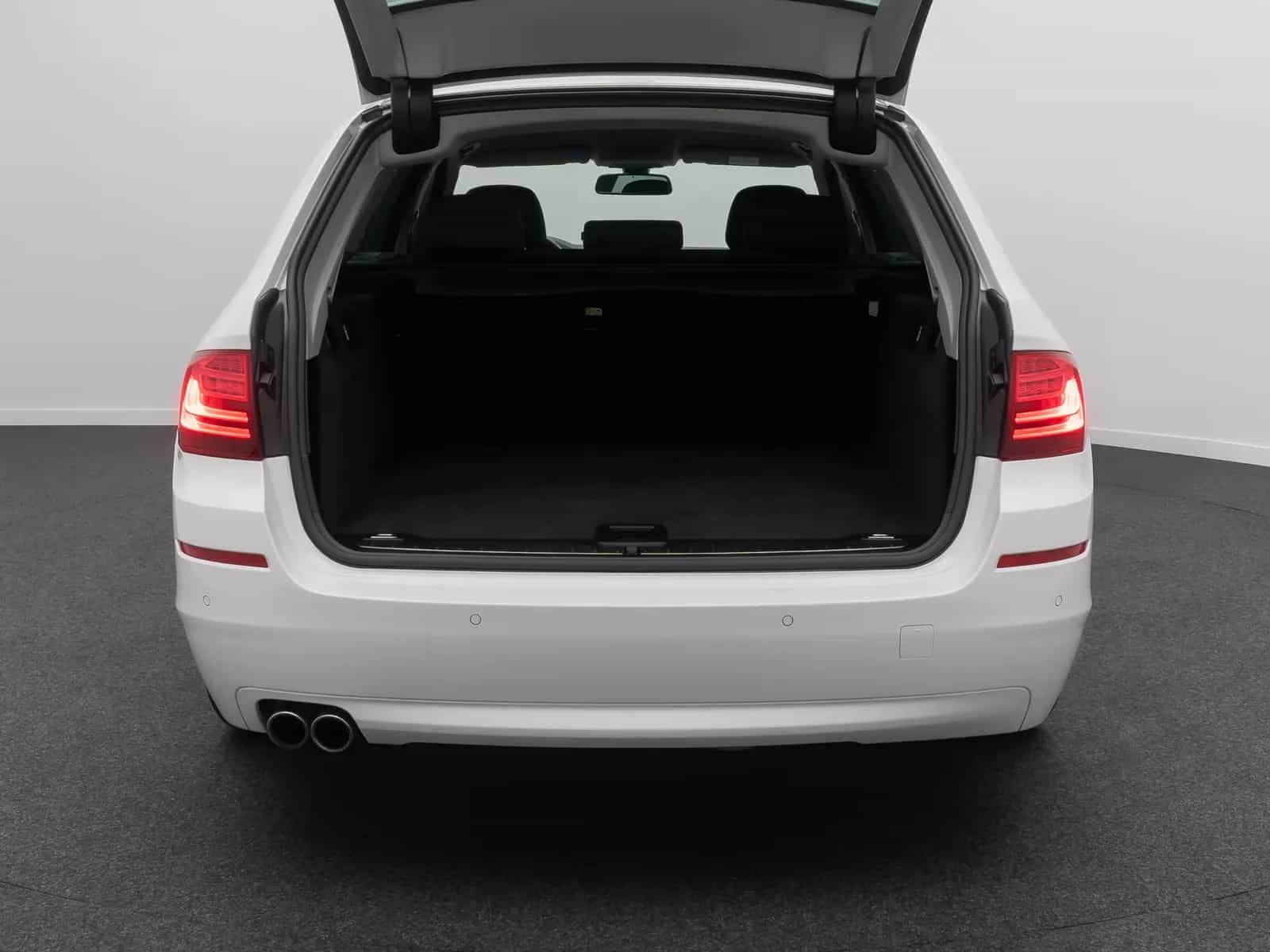 BMW 5 Series 06/2016-photo-12