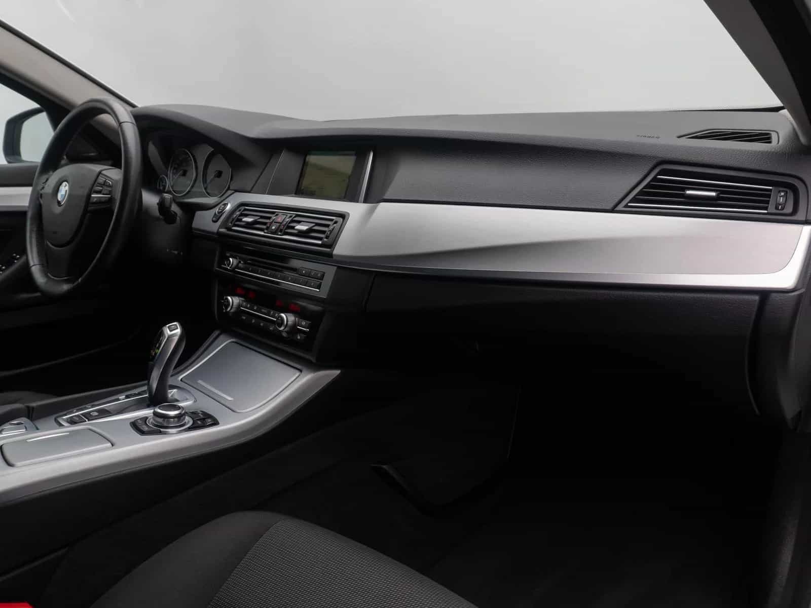 BMW 5 Series 06/2016-photo-23