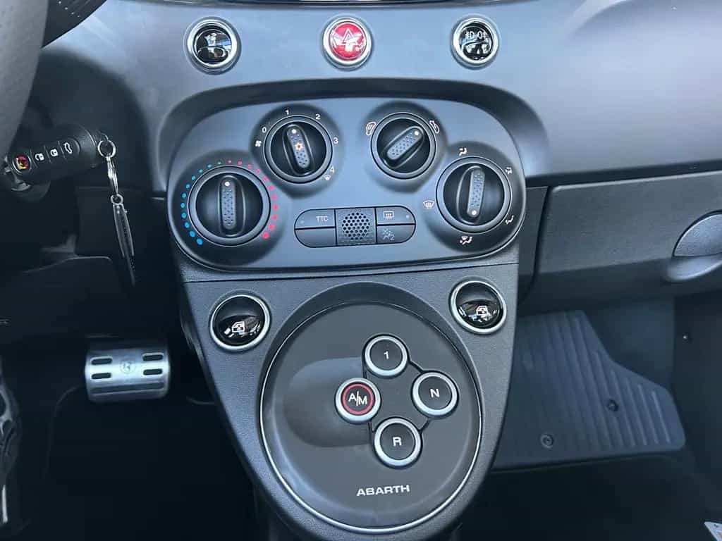 Abarth 695C Cabrio Aut. LEDER CARPLAY PDC ALU 09/2024-photo-14