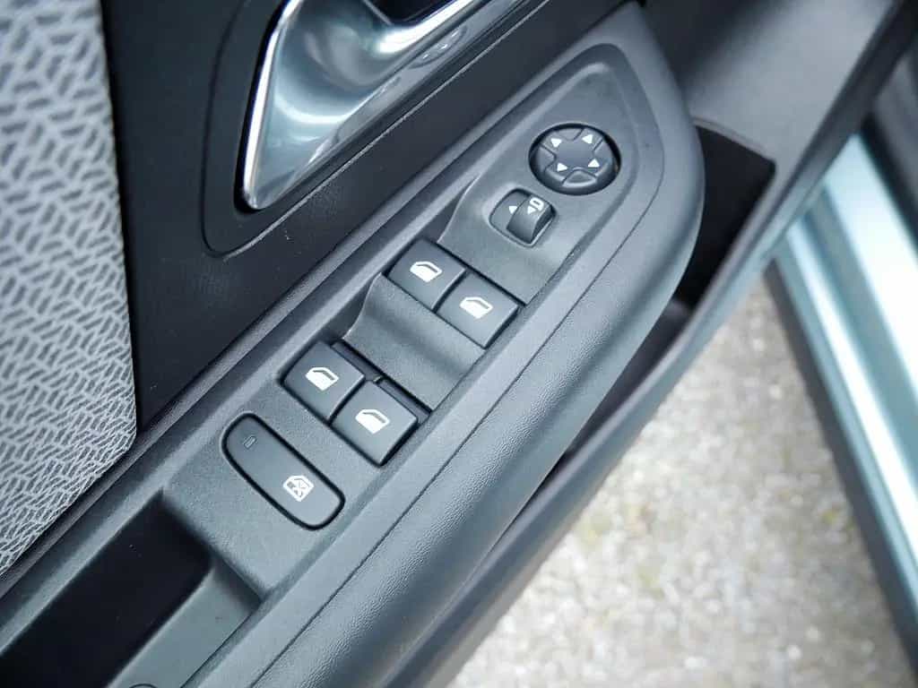 Citroën C4 PureTech 130 Plus KLIMA PDC SHZ KAMERA LED 01/2024-photo-5