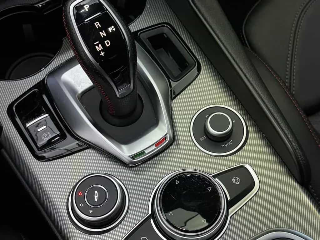 Alfa Romeo Giulia 2.0 Competizione Q4 Turbo CarPlay Kamera 05/2023-photo-26