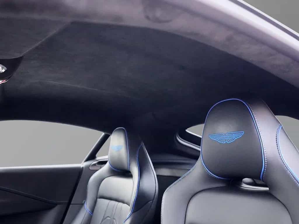 Aston Martin V8 Vantage Vantage Plasma Blue / Onyx Black 02/2025-photo-21