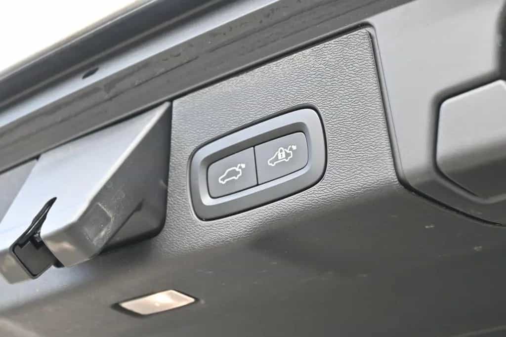 Volvo XC60 B4 Ultimate Dark AWD*LUFT*360°*SDTHZG*LED 02/2023-photo-18