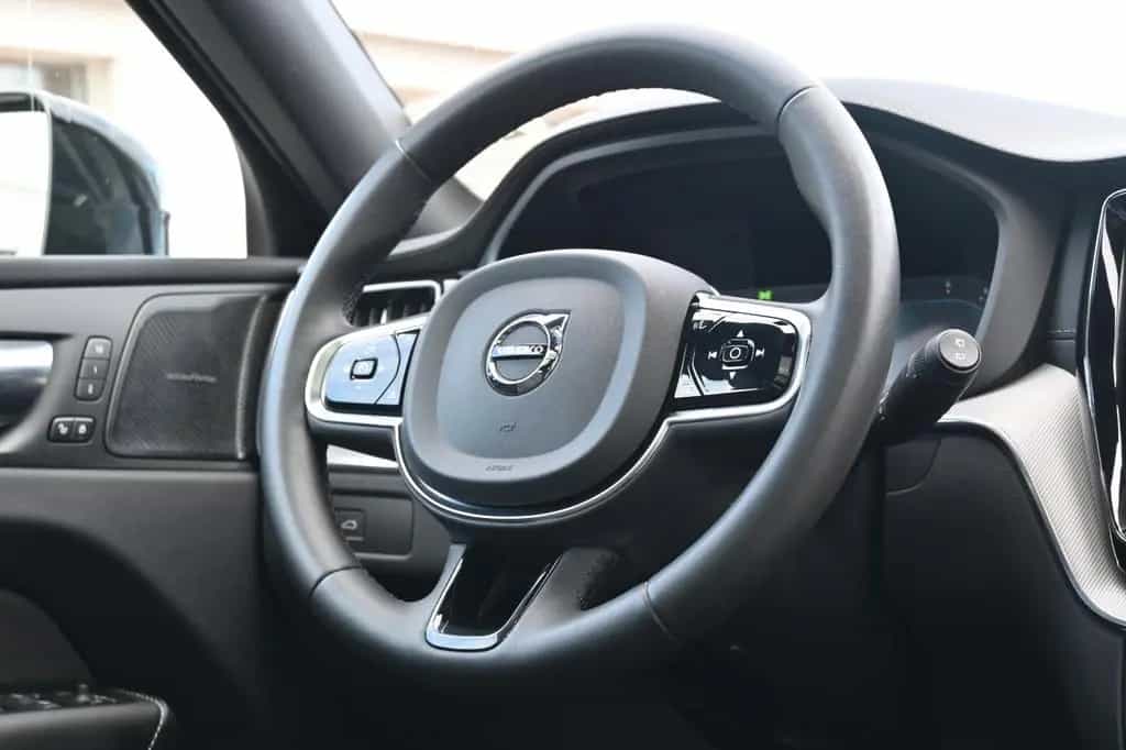 Volvo XC60 B4 Ultimate Dark AWD*LUFT*360°*SDTHZG*LED 02/2023-photo-31