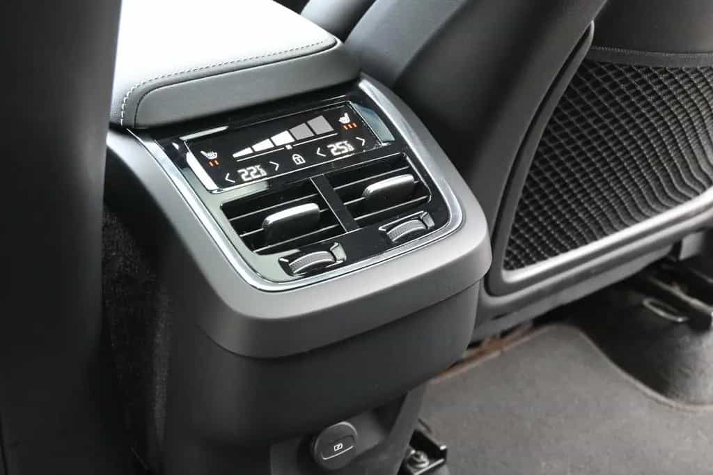 Volvo XC60 B4 Ultimate Dark AWD*LUFT*360°*SDTHZG*LED 02/2023-photo-45
