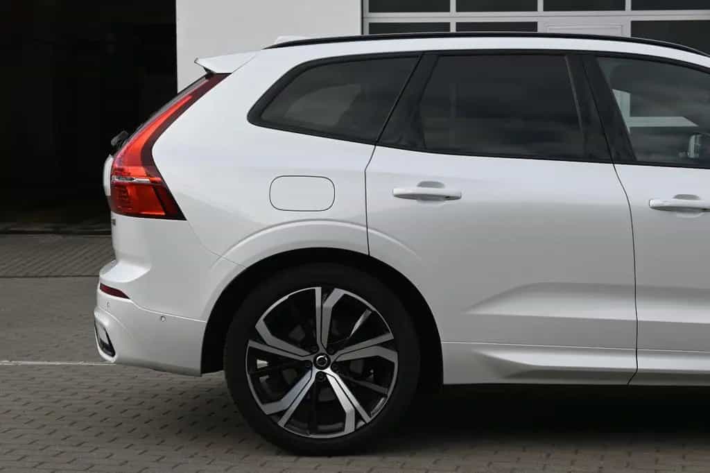 Volvo XC60 B4 Ultimate Dark AWD*LUFT*360°*SDTHZG*LED 02/2023-photo-8