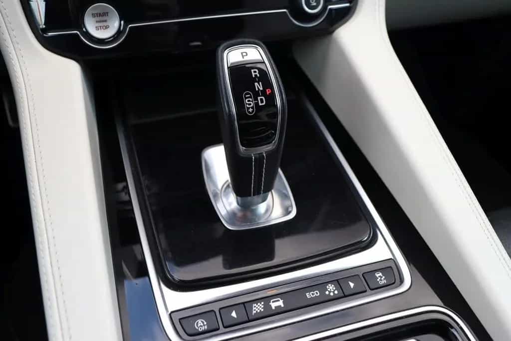 Jaguar F-Pace SVR AWD +AHK+PANO+22ZOLL+ASSIST+CARPLAY++ 05/2019-photo-11