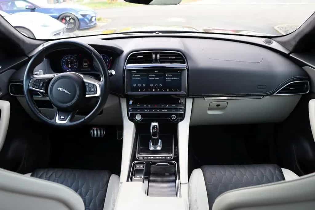 Jaguar F-Pace SVR AWD +AHK+PANO+22ZOLL+ASSIST+CARPLAY++ 05/2019-photo-7