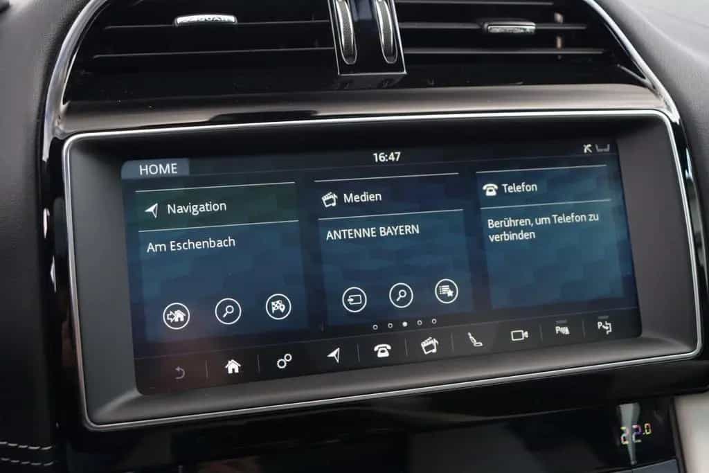 Jaguar F-Pace SVR AWD +AHK+PANO+22ZOLL+ASSIST+CARPLAY++ 05/2019-photo-9