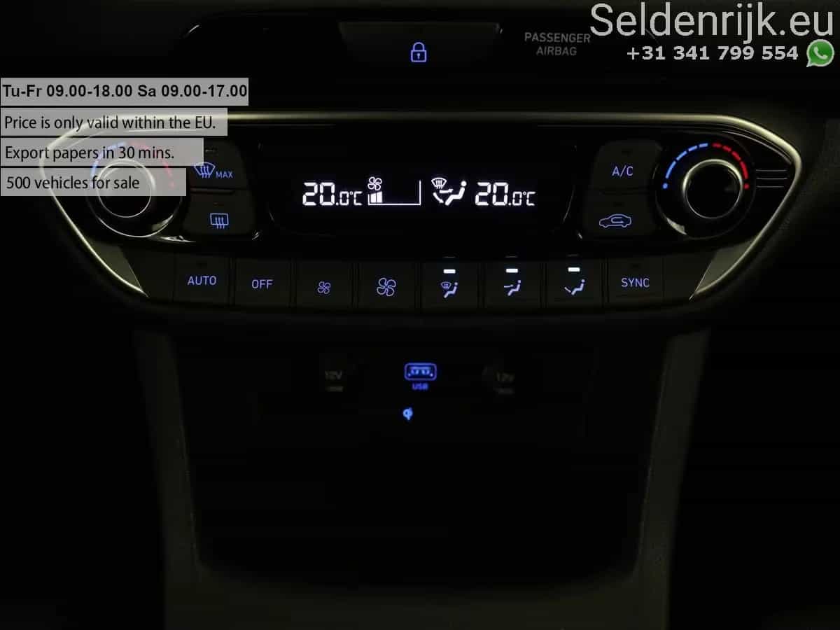 Hyundai i30 12/2022-photo-23