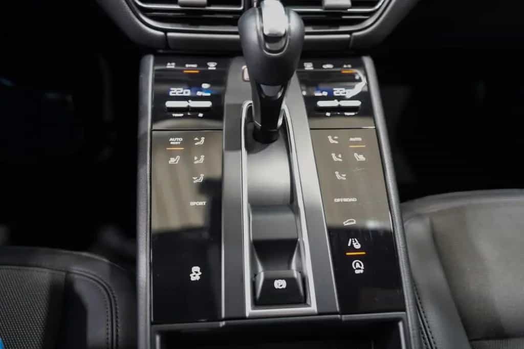 Porsche Macan 10/2022-photo-18