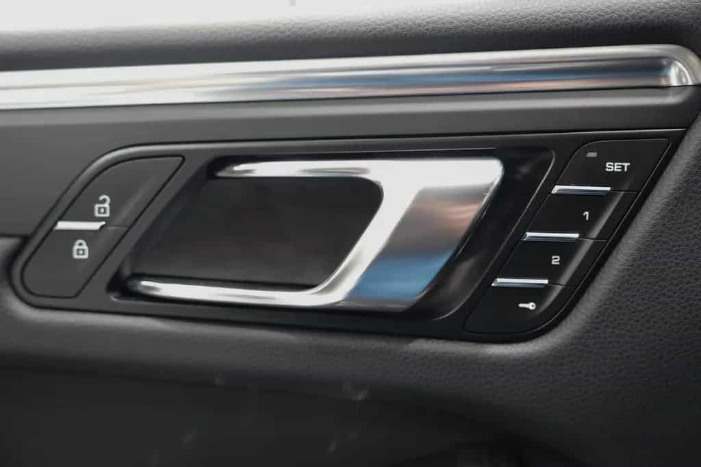 Porsche Macan 10/2022-photo-19