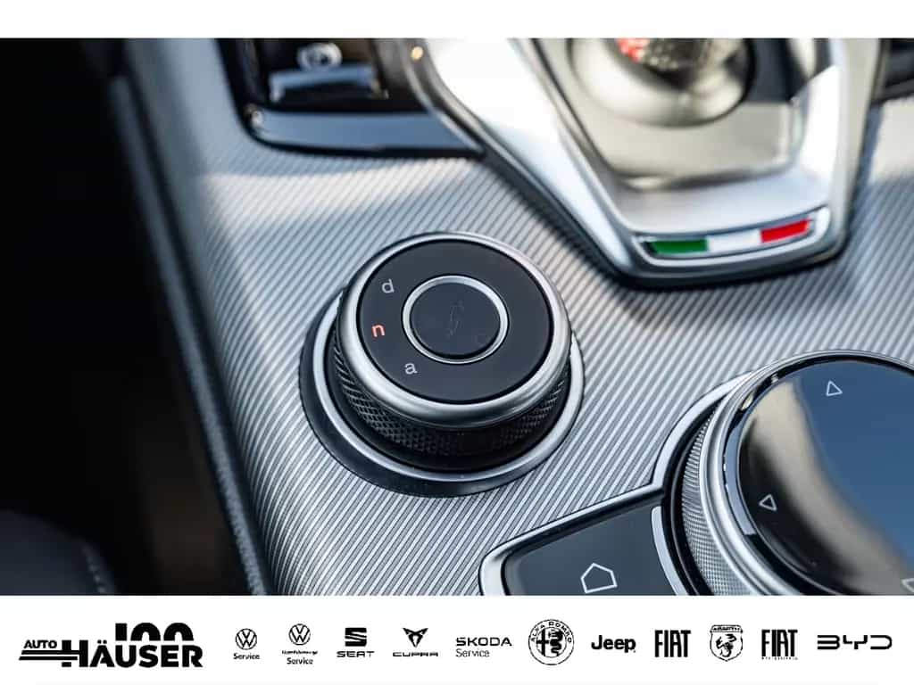 Alfa Romeo Giulia Competizione 2.0 Turbo Q4 HARMAN-KARDON E 10/2023-photo-25