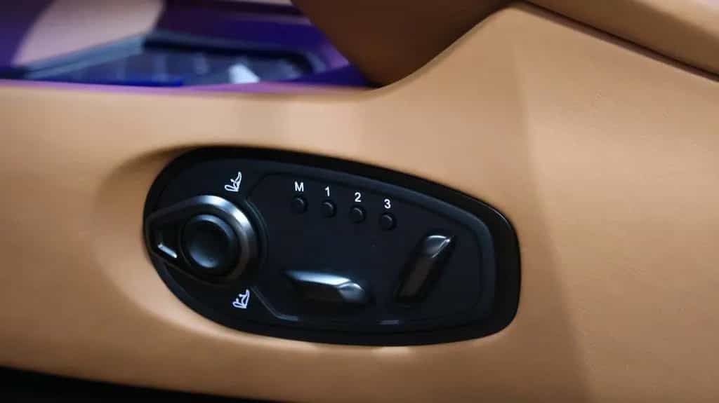 Aston Martin DB12 Coupe 09/2025-photo-21