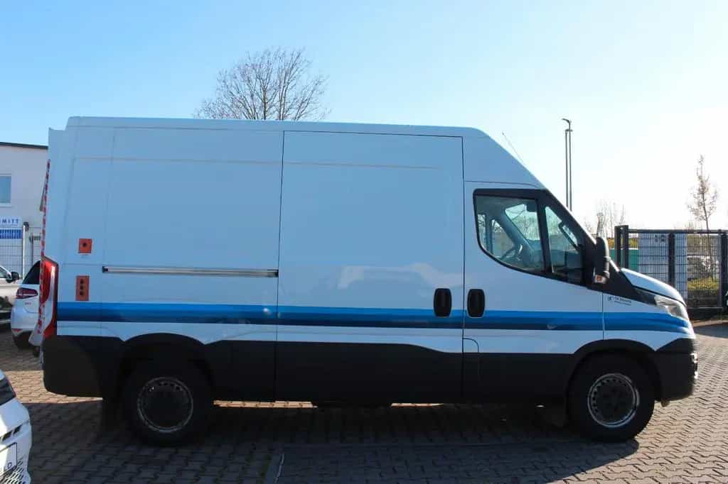 Iveco Daily Kasten 35S18/SHEFT/NAVI/HEBEBÜHNE/AHK/RCAM 12/2016-photo-2