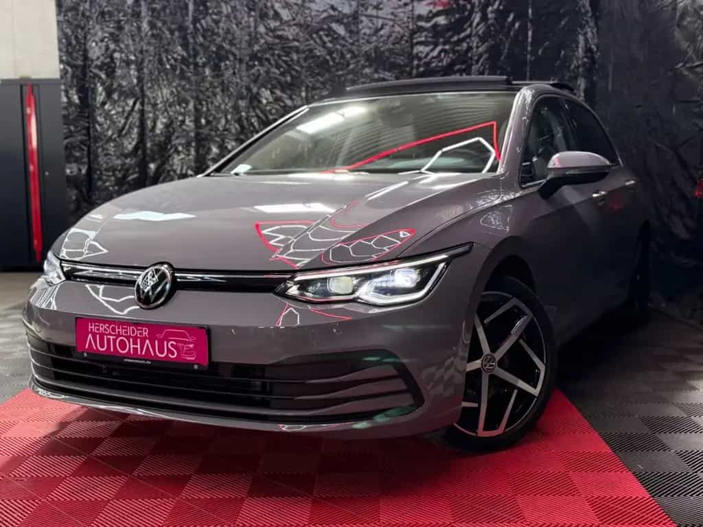 Volkswagen Golf VIII Lim.*DSG*Pano*IQ*StaHeiz*LED*AHK*S-Hef 03/2020-photo-1