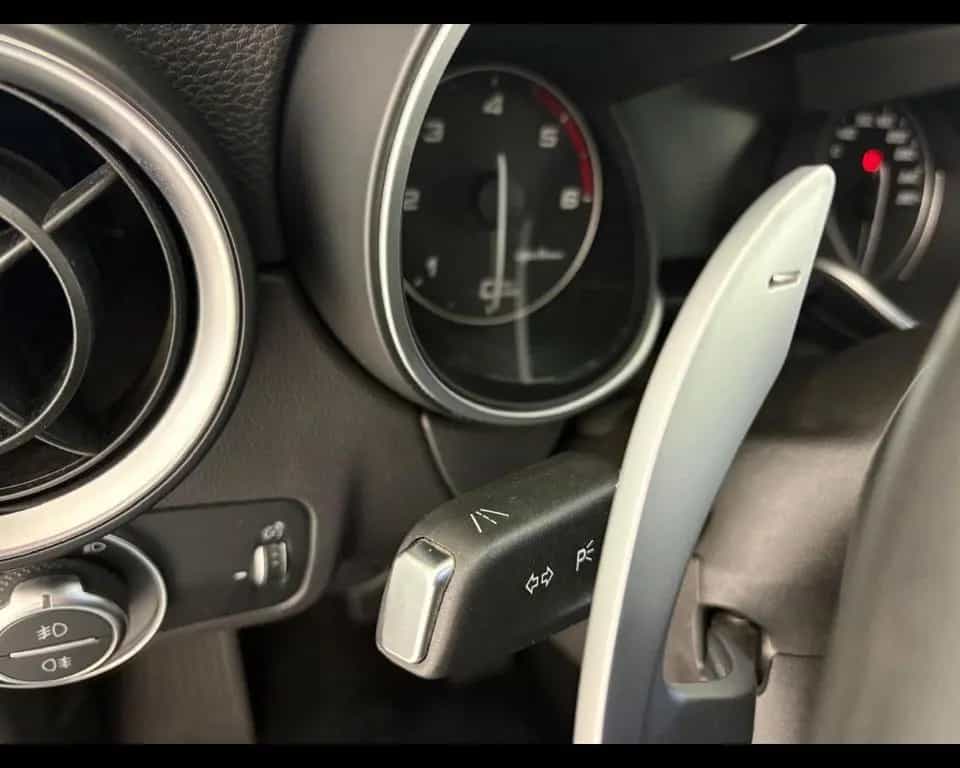 Alfa Romeo Stelvio ALFA ROMEO Stelvio 2.2 t Executive Q4 210cv auto 03/2018-photo-8