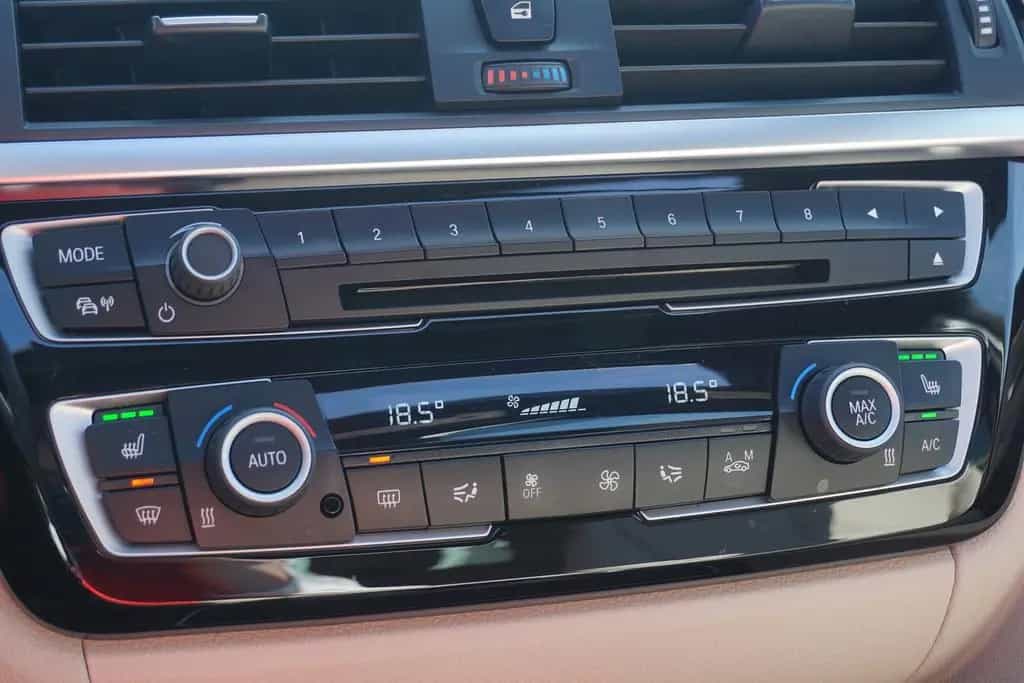 BMW 318 i Touring M Sport Shadow Aut. LED Navi Panora 01/2019-photo-13