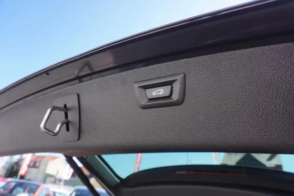 BMW 318 i Touring M Sport Shadow Aut. LED Navi Panora 01/2019-photo-31