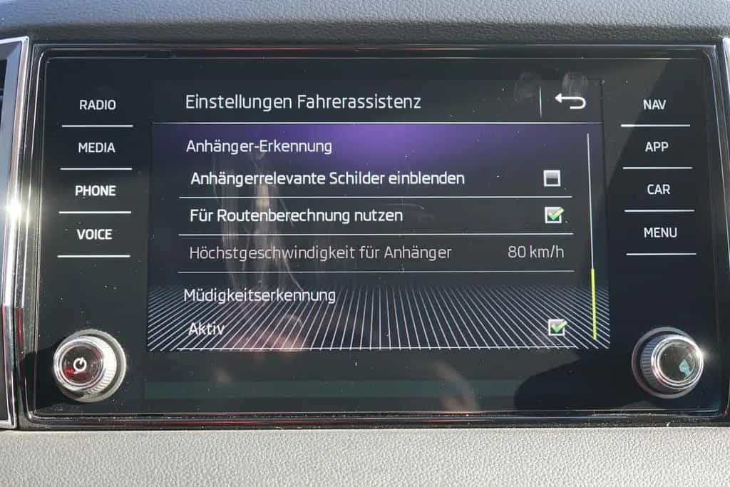 Skoda Karoq 1.5 TSI DSG Style 4x4 LED Navi AHK Kamera 08/2019-photo-28