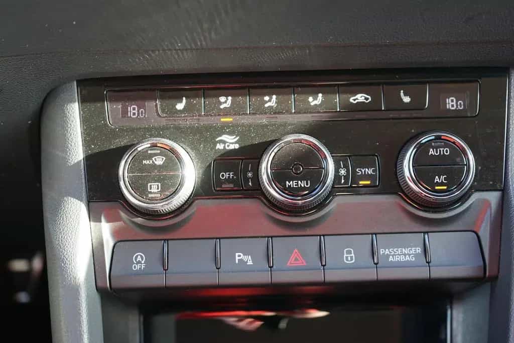 Skoda Karoq 1.5 TSI DSG Style 4x4 LED Navi AHK Kamera 08/2019-photo-31
