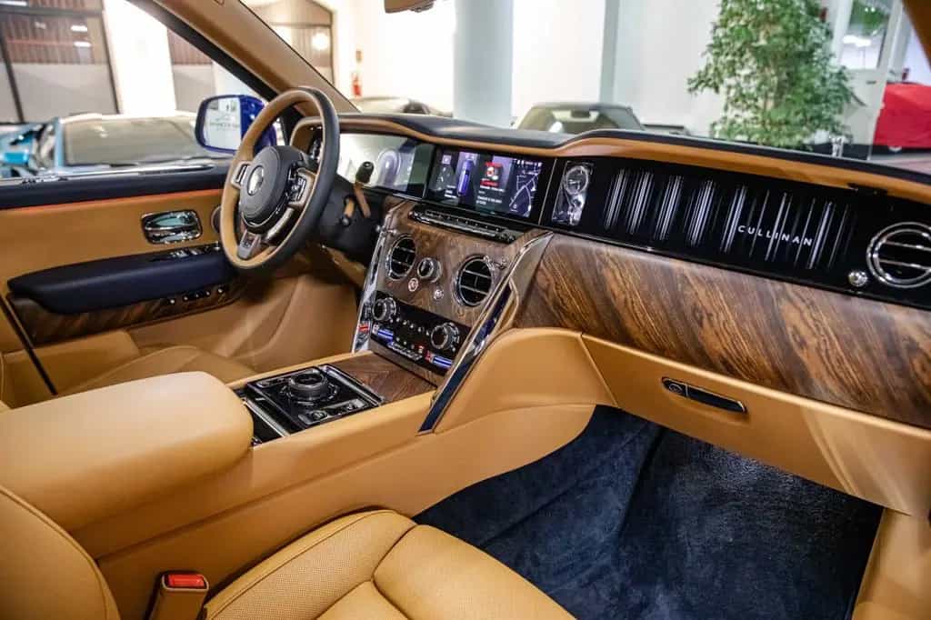 Rolls-Royce Cullinan - Full Spec - Bespoke Interior - VAT 02/2025-photo-17