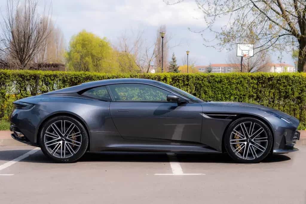 Aston Martin DB12 4.0 V8_R21 01/2024-photo-14