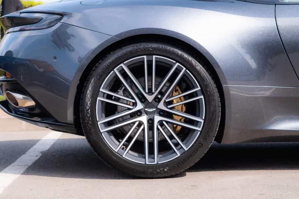 Aston Martin DB12 4.0 V8_R21 01/2024-photo-15