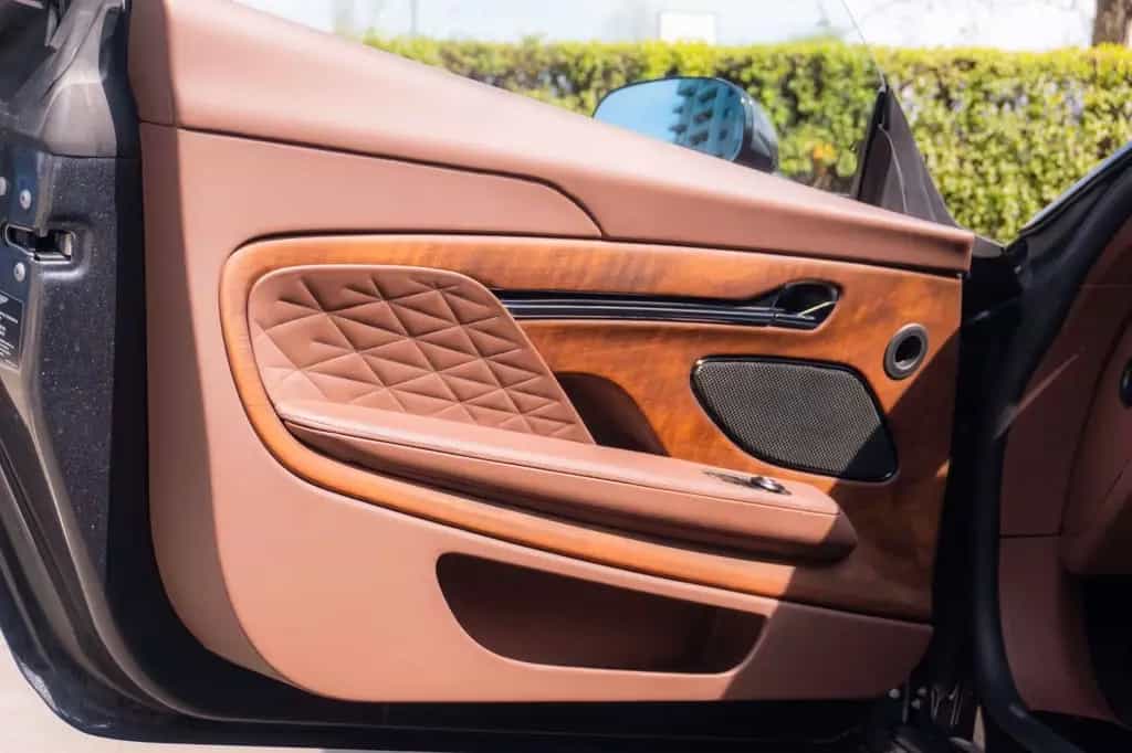 Aston Martin DB12 4.0 V8_R21 01/2024-photo-17