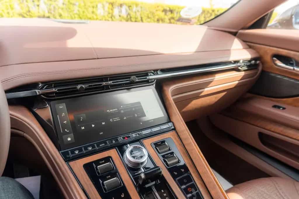 Aston Martin DB12 4.0 V8_R21 01/2024-photo-23