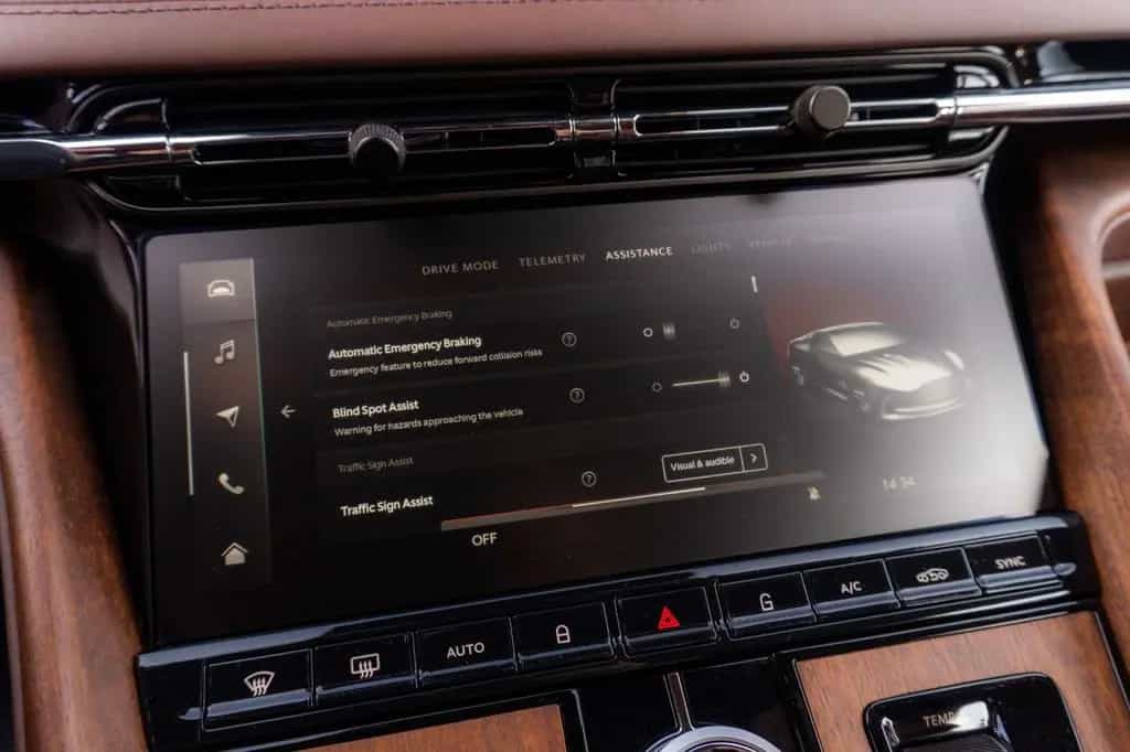 Aston Martin DB12 4.0 V8_R21 01/2024-photo-25