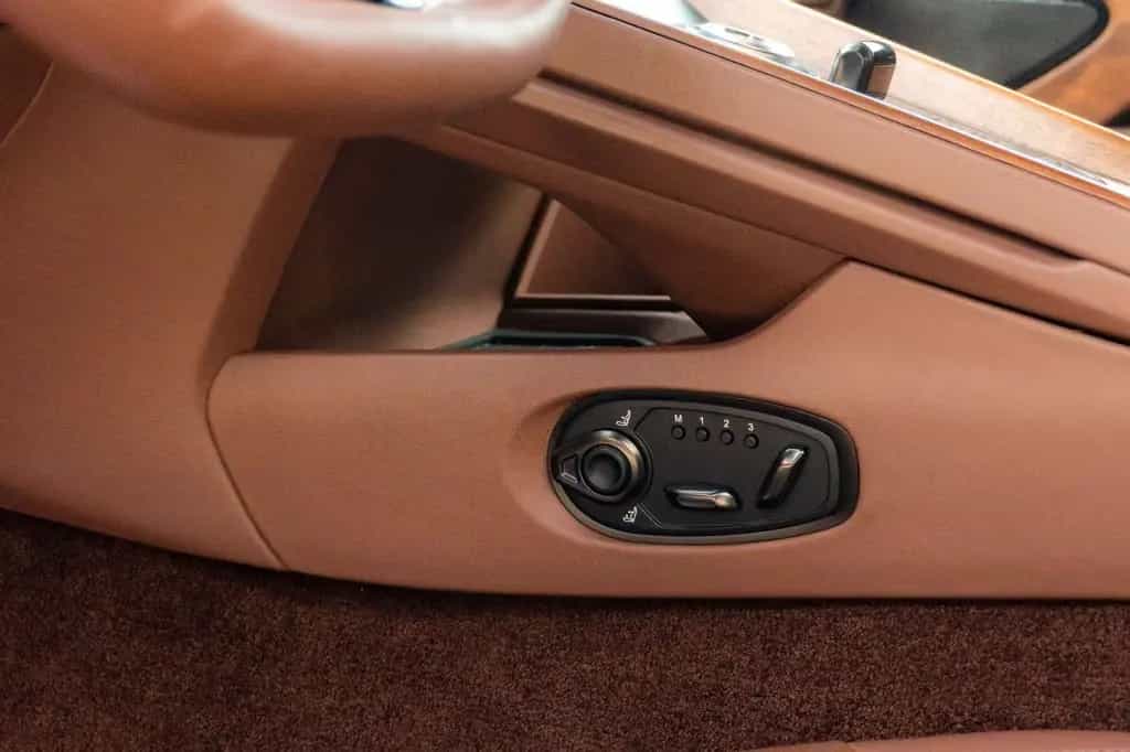 Aston Martin DB12 4.0 V8_R21 01/2024-photo-32
