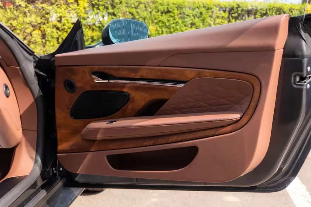 Aston Martin DB12 4.0 V8_R21 01/2024-photo-33