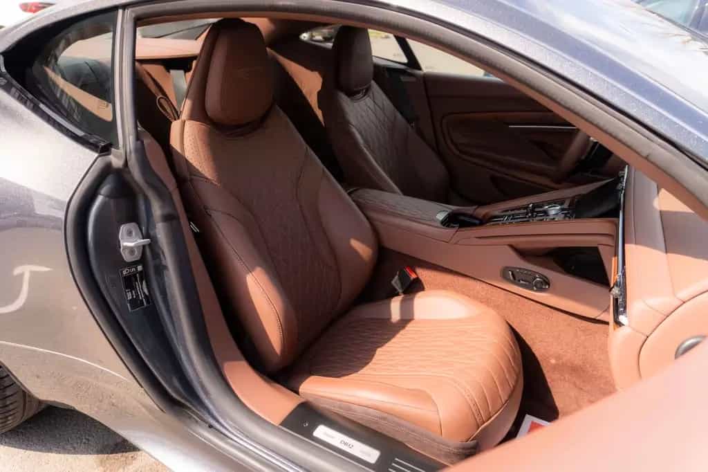 Aston Martin DB12 4.0 V8_R21 01/2024-photo-34