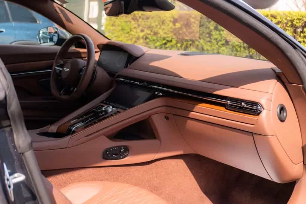 Aston Martin DB12 4.0 V8_R21 01/2024-photo-35