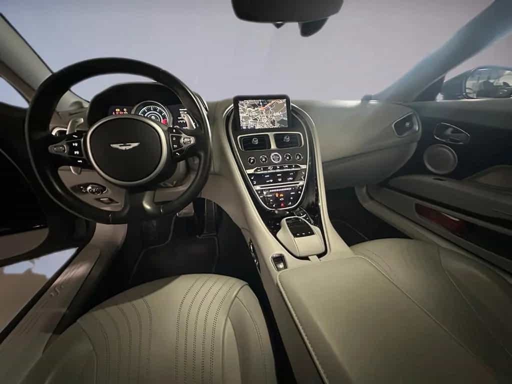 Aston Martin DB11 5.2 V12 11/2016-photo-9