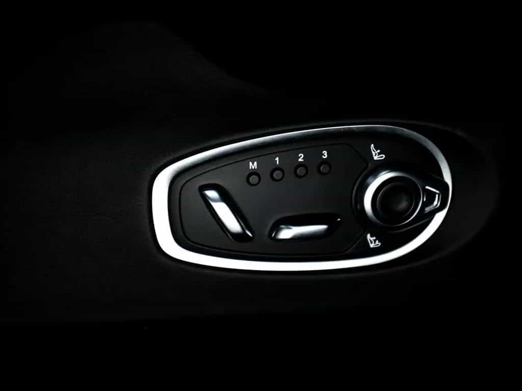 Aston Martin DB12 COUPE 4.0 V8°ALUMINITE SILVER°21'' 06/2024-photo-18