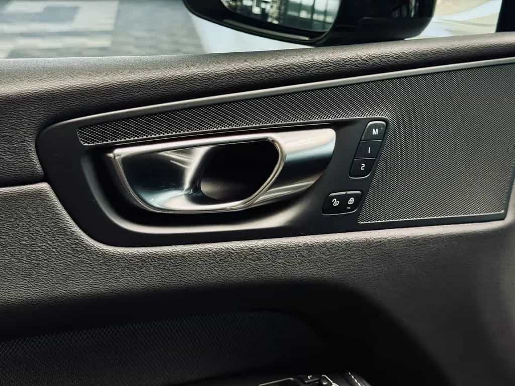 Volvo XC60 R Design|PANO|KAMERA|LED|ASSISTENZ+|SHZ| 06/2020-photo-26