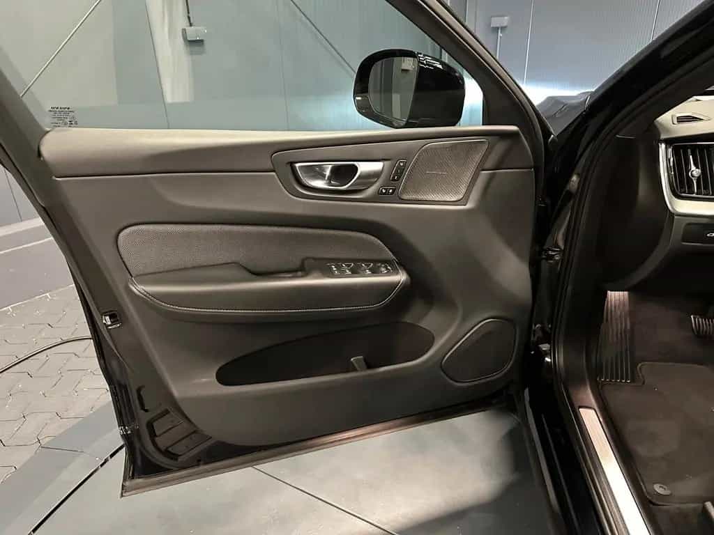 Volvo XC60 Plus Dark *19Zoll*360*Kristallglas*LEDER/Sp 08/2023-photo-13
