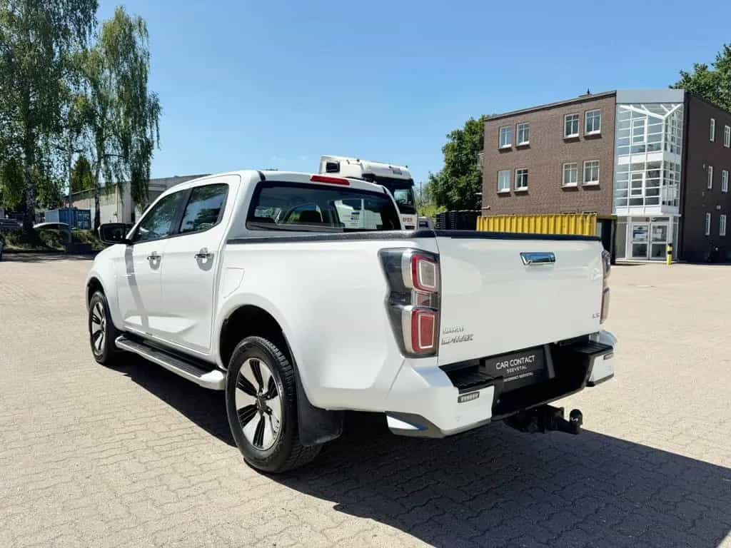 Isuzu D-Max 4WD DOUBLE CAB*LEDER*AHK*NAVI*LED* 01/2022-photo-3