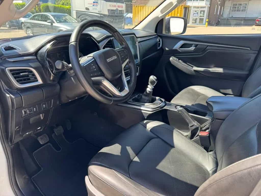 Isuzu D-Max 4WD DOUBLE CAB*LEDER*AHK*NAVI*LED* 01/2022-photo-8