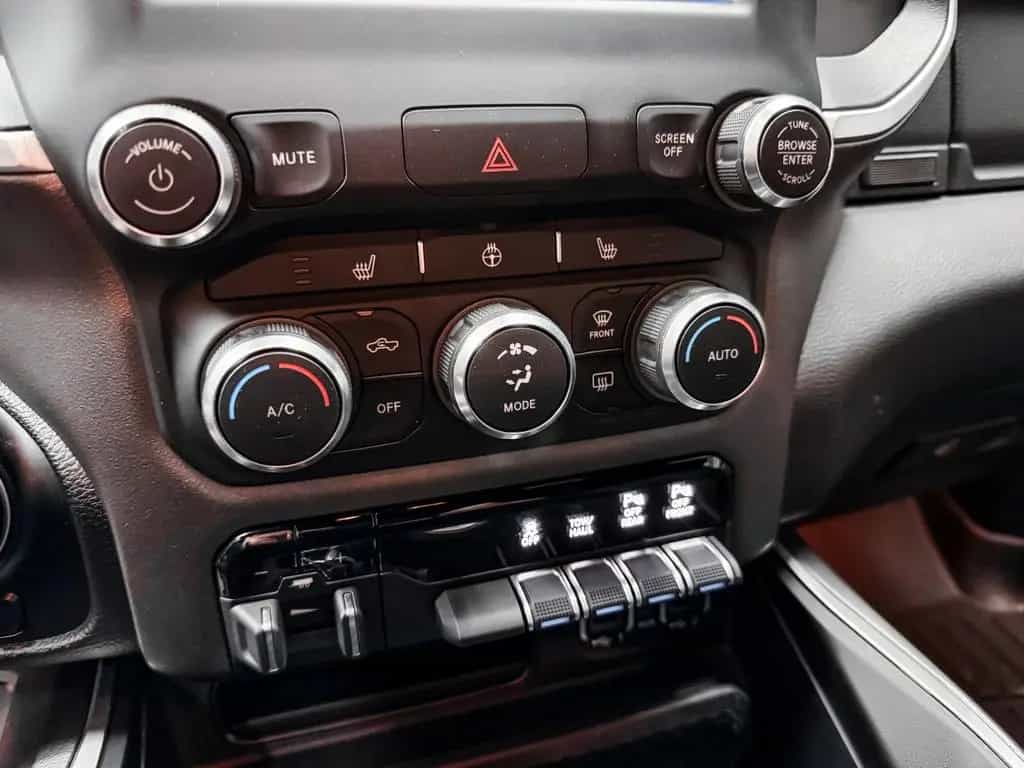 Dodge RAM BIG HORN 5.7L 4x4 LPG 12/2022-photo-26