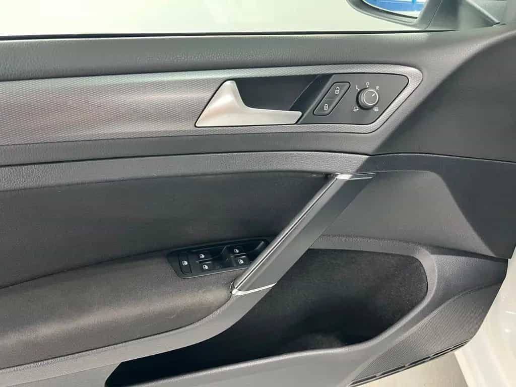 Volkswagen Golf VII Lim. Lounge Aut. Standheizung SHZ PDC 01/2016-photo-20