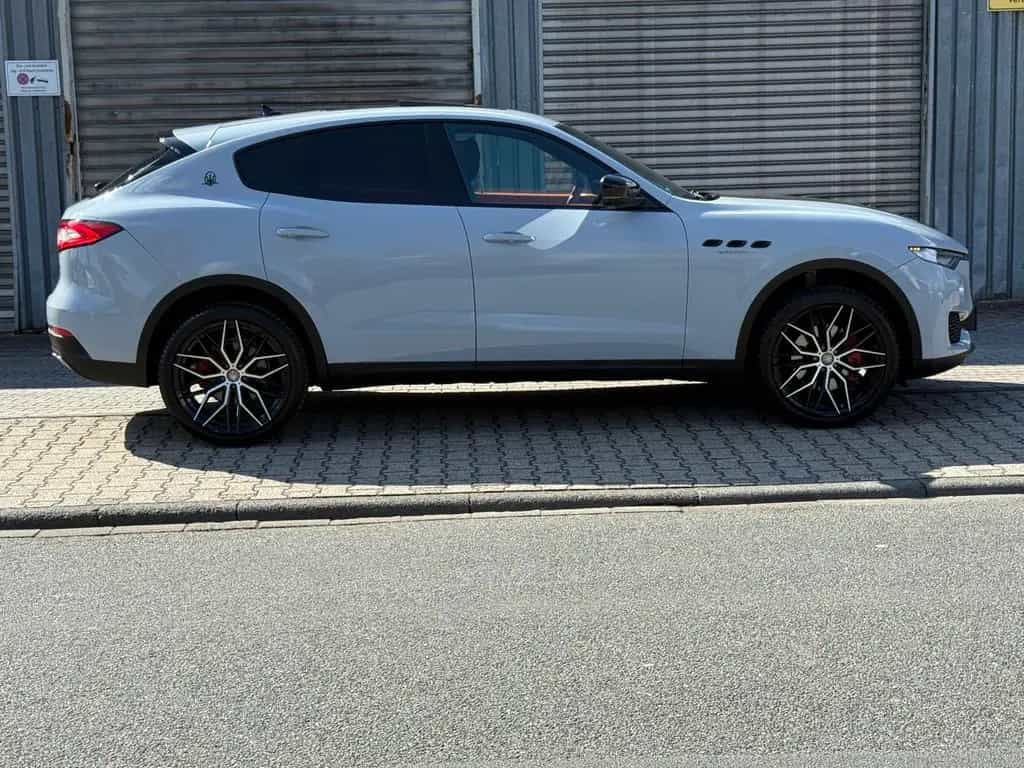 Maserati Levante 3.0 V6 GS 4x4 *1 Of 1*Exklusiv Umbau* 07/2019-photo-3
