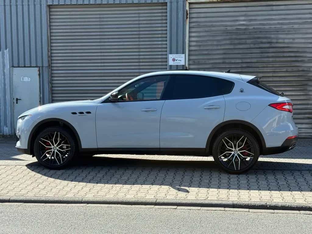 Maserati Levante 3.0 V6 GS 4x4 *1 Of 1*Exklusiv Umbau* 07/2019-photo-4