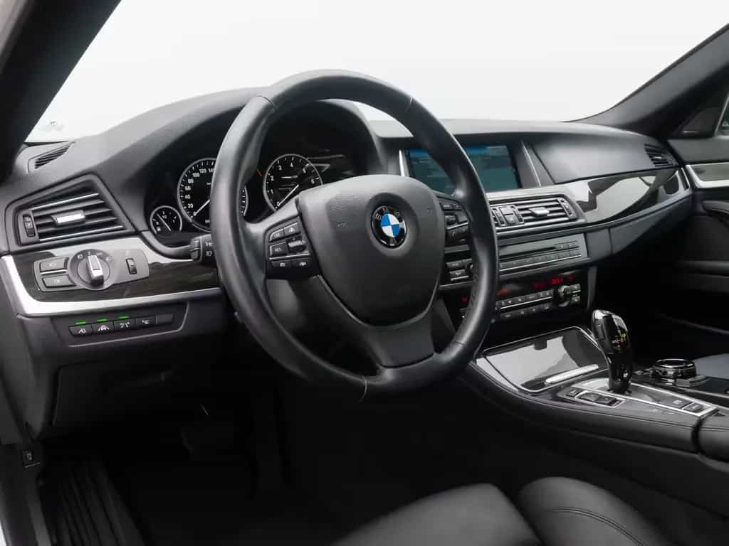BMW 5 Series 07/2014-photo-19
