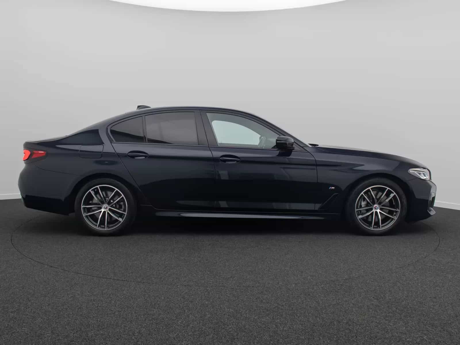 BMW 5 Series 11/2022-photo-4