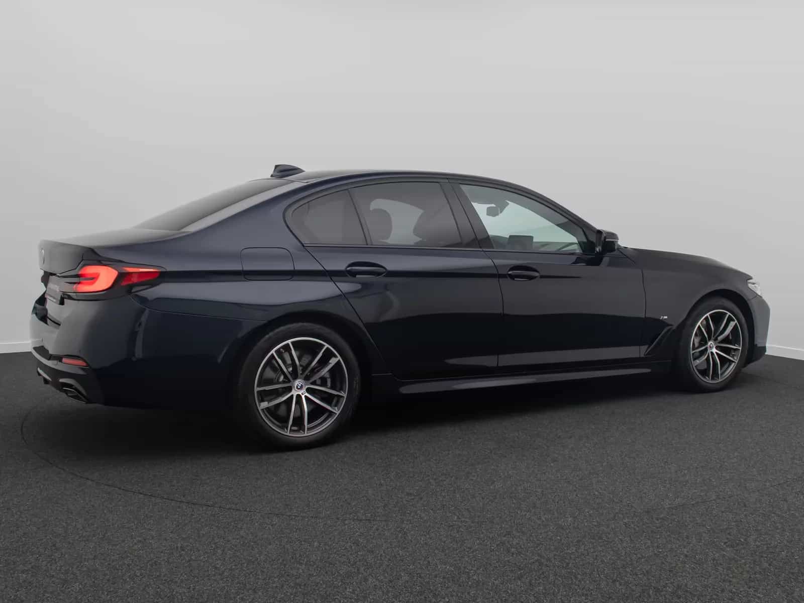 BMW 5 Series 11/2022-photo-5