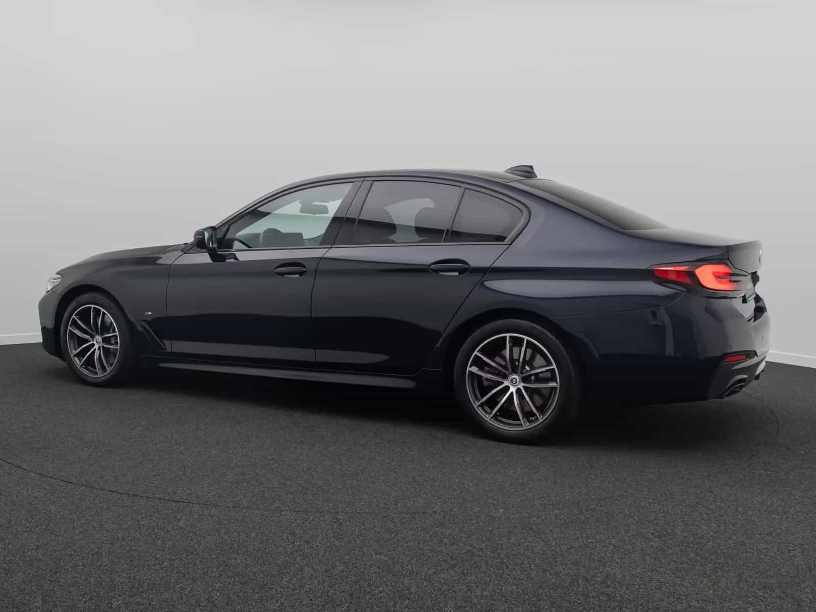 BMW 5 Series 11/2022-photo-9