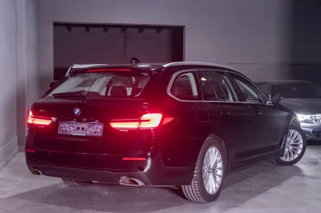 BMW 5 Series 520d Touring xDrive HUD/Laser/AHK/Kamera 12/2022-photo-2